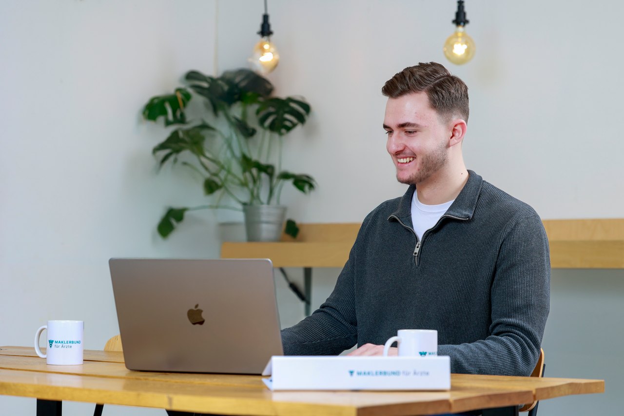 Elias Harriehausen im Beratungsgespräch am Laptop